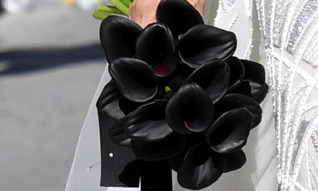 El significado del ramo de flores negras de Pilar Rubio